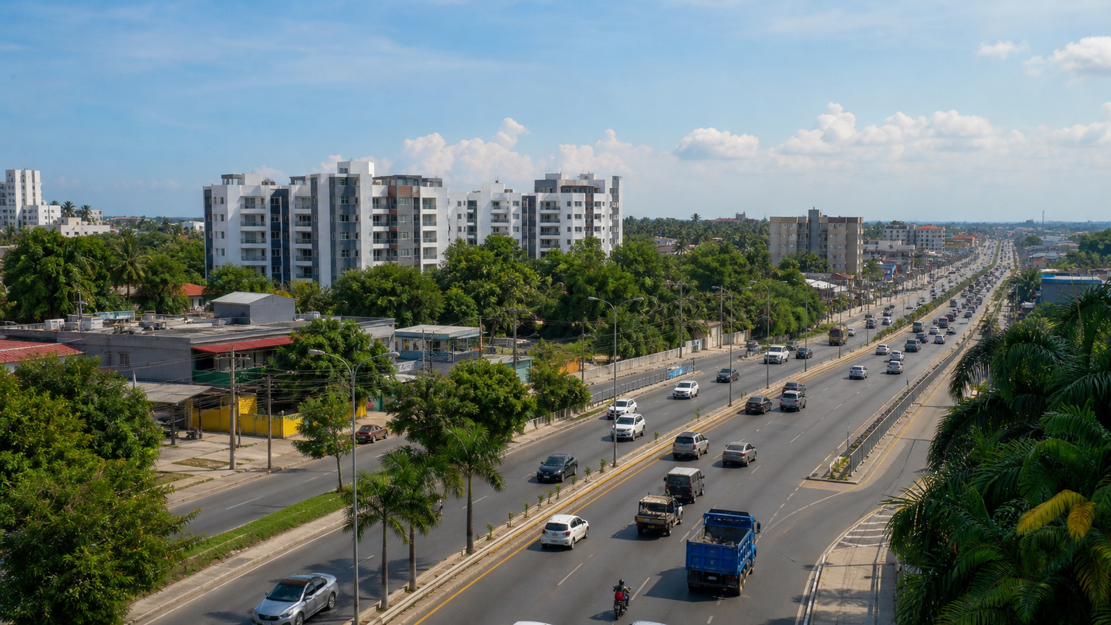 Autopista de San Isidro con corredor urbano, viviendas y vegetación tropical en Santo Domingo Este