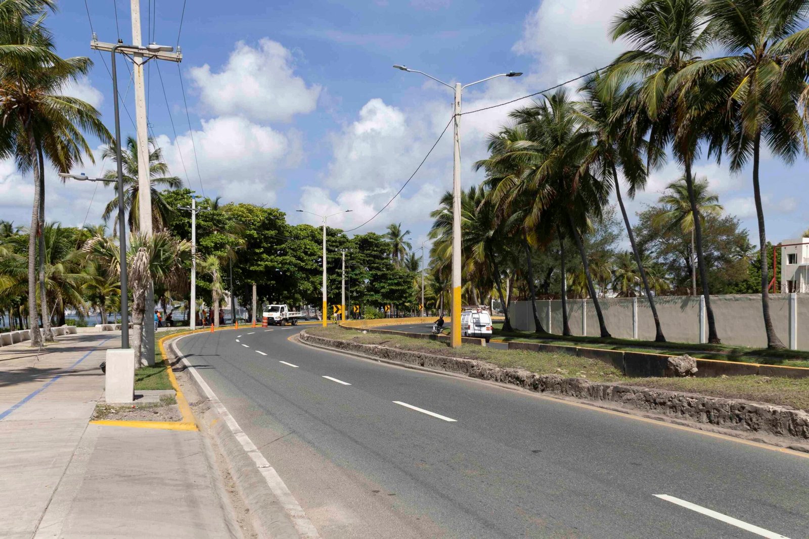 Avenida España en Santo Domingo Este junto al litoral y palmeras