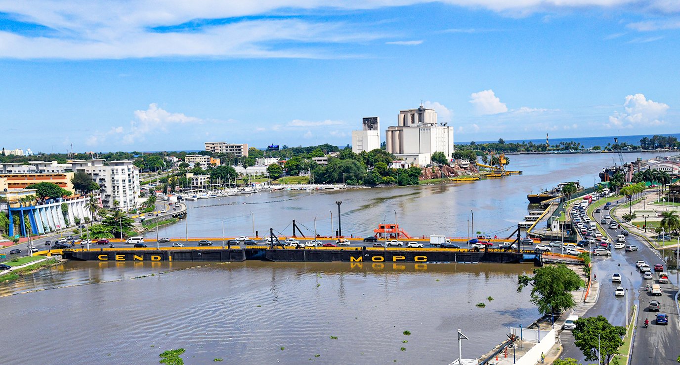 Puente flotante sobre el río Ozama visto desde Santo Domingo