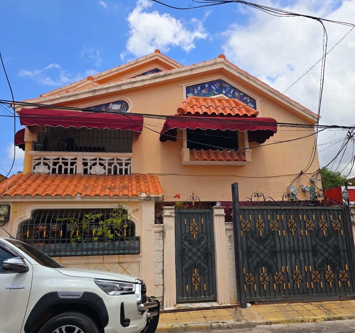 Propiedad multifamiliar de 3 niveles en Urbanización Mi Hogar | 463 m² en Santo Domingo Este