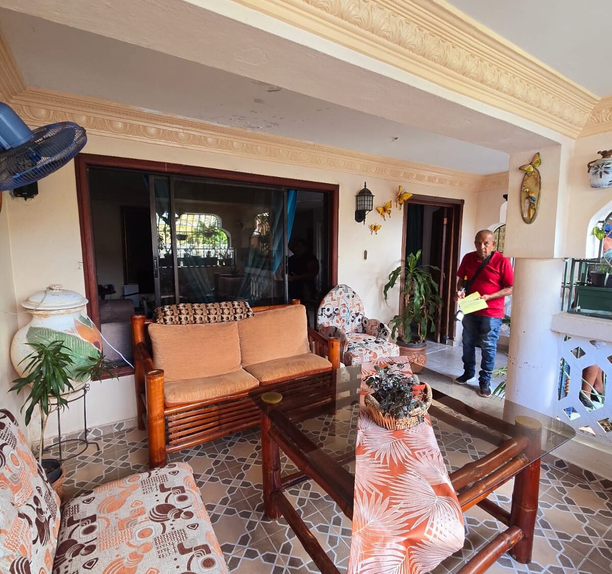 Propiedad multifamiliar de 3 niveles en Urbanización Mi Hogar | 463 m² en Santo Domingo Este