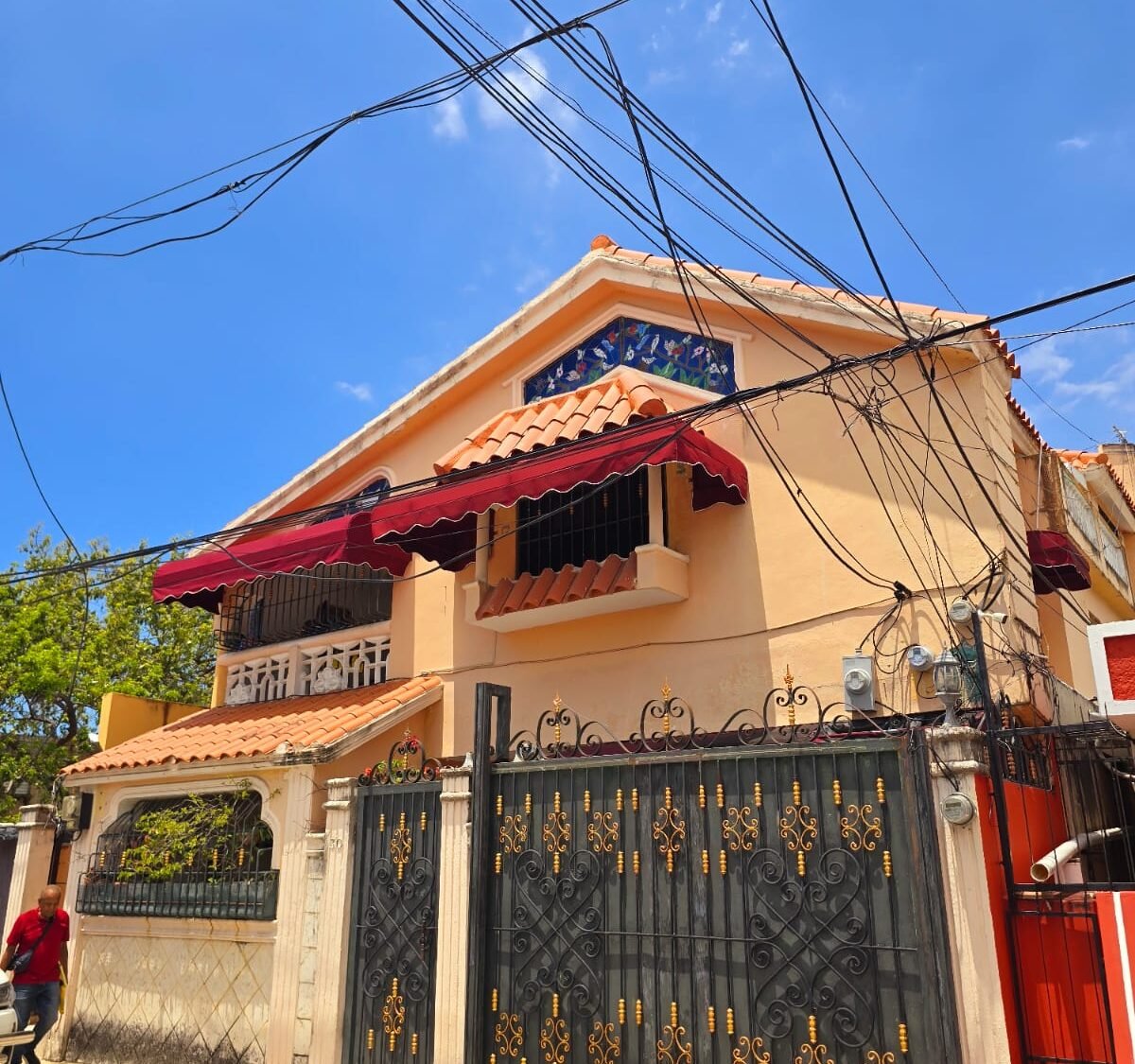 Propiedad multifamiliar de 3 niveles en Urbanización Mi Hogar | 463 m² en Santo Domingo Este